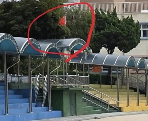 The five-star red flag hoisted on the flagpole of an elementary school in Yongsan-gu, Seoul. Screenshot from X.