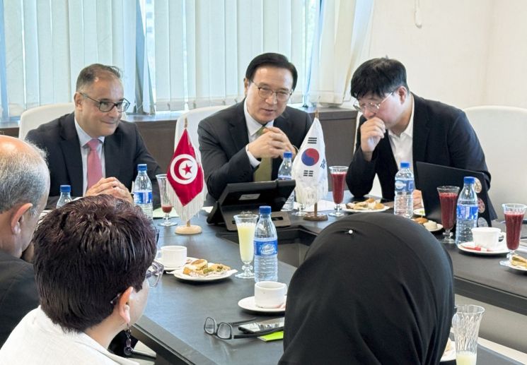 임태희 경기도교육감이 튀니지를 방문해 교육관계자들과 이야기를 나누고 있다. 경기도교육청 제공
