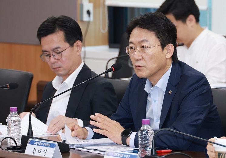 권대영 금융위원회 부위원장(오른쪽)이 3일 오전 서울 종로구 정부서울청사에서 개최한 미국 관세대응 정책금융-금융지주 간담회에서 금융업계의 대응방안을 논의했다. 금융위 사진제공