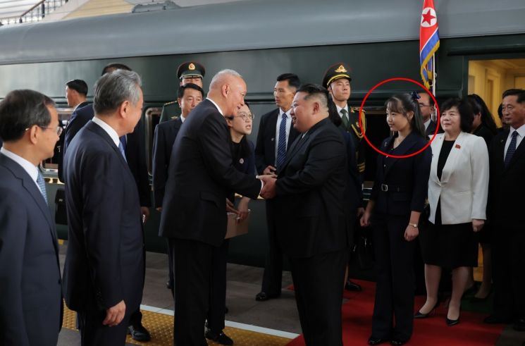 정은 북한 국무위원장이 2일 현지시간 오후 4시 중국 수도 베이징에 도착했다고 조선중앙통신이 보도했다. 통신이 공개한 사진에 따르면 김 위원장의 딸 주애(붉은 원), 조용원·김덕훈 당 비서, 최선희 외무상 등이 동행했다. 2025.9.2 연합뉴스