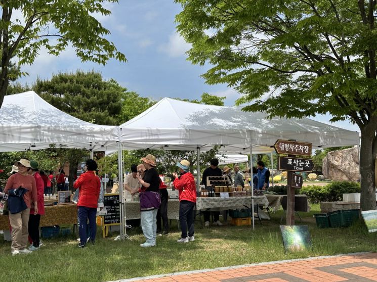 고창군이 오는 6일부터 11월 1일까지 매주 토요일 고인돌박물관 인근에서 '오베이골 장터'를 연다.