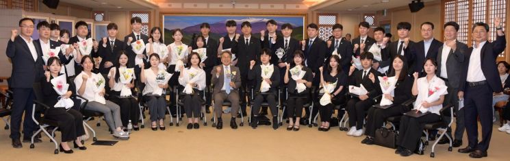 강기정 광주시장이 지난 2일 오후 시청에서 열린 신규 공무원 임용식에 참석해 공직에 첫발을 딛는 신규 공무원들에게 축하와 응원을 전한 뒤, 기념촬영을 하고 있다. 광주시 제공