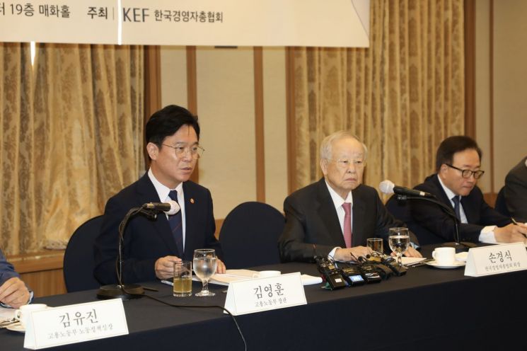 3일 서울 한국프레스센터에서 열린 '주요기업 인사·노무담당임원(CHO) 간담회'에 손경식 한국경영자총협회 회장(오른쪽)과 김영훈 고용노동부 장관(왼쪽)이 참석했다. 경총
