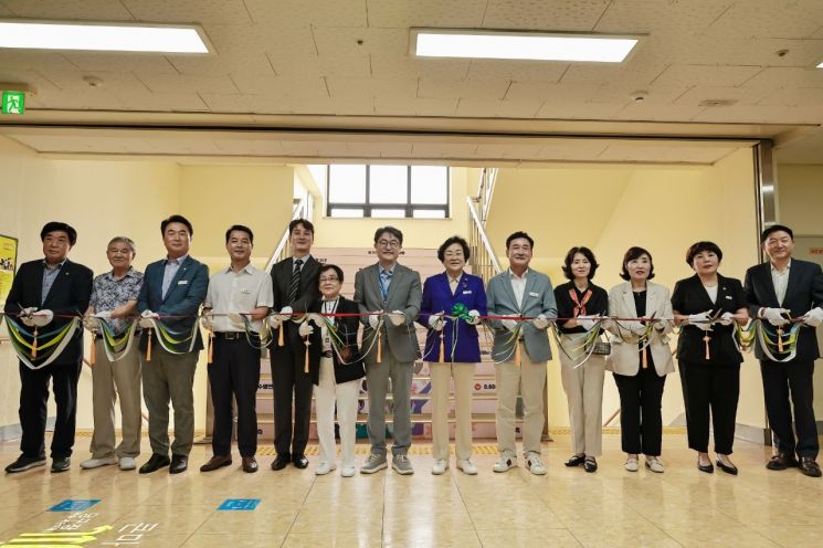 이천시노인종합복지회관에 마련된 스크린 파크골프장 개장식에서 참석자들이 기념테이프를 자르고 있다. 이천시 제공