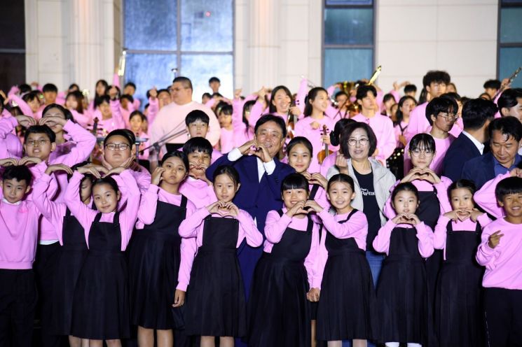 지난해 10월 화천커뮤니티센터 앞 특설무대에서 열린 '화천 청소년이 수놓는 가을 별빛 하모니'음악회. 화천군 제공