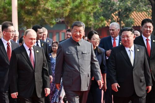블라디미르 푸틴 러시아 대통령, 시진핑 중국 국가주석, 김정은 북한 국무위원장(앞줄 왼쪽부터)이 3일 오전 9시(현지시간) 중국 톈안먼(천안문) 광장에서 열린 '중국 인민 항일전쟁 및 세계 반파시스트 전쟁 승리(전승절) 80주년' 열병식에서 망루를 향해 나란히 걸어가고 있다. 베이징=타스연합
