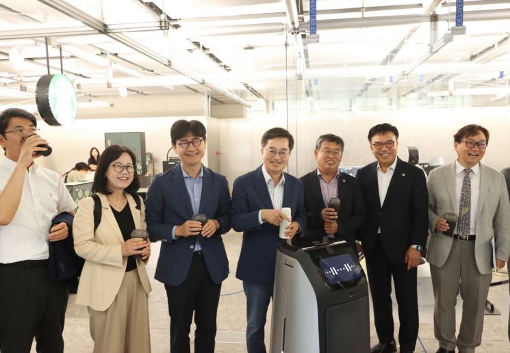 김동연 경기도지사(중앙)가 3일 성남 소재 네이버 1784 본사에서 열린 ‘기행기소 실천 파트너십’ 행사에서 참석자들과 환화게 웃고 있다. 경기도 제공