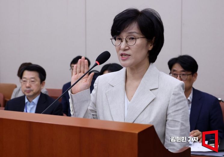[포토] 선서하는 원민경 여가부 장관 후보자