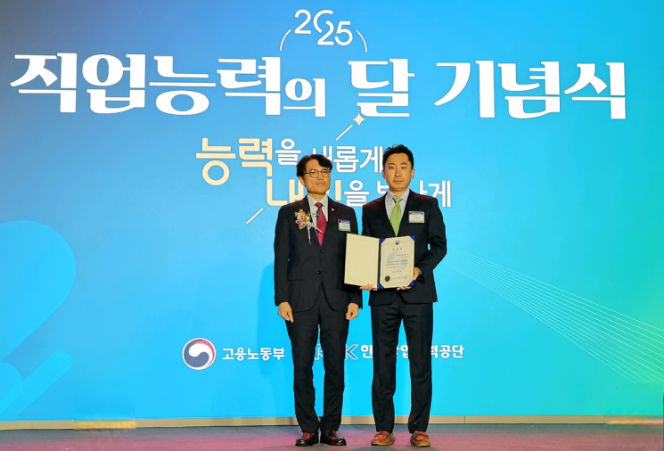 강대성 삼성바이오에피스 피플팀장(상무, 오른쪽)와 권창준 고용노동부 차관(왼쪽)이 직업능력개발 유공 포상 시상 후 기념 사진을 촬영하고 있다. 삼성바이오에피스