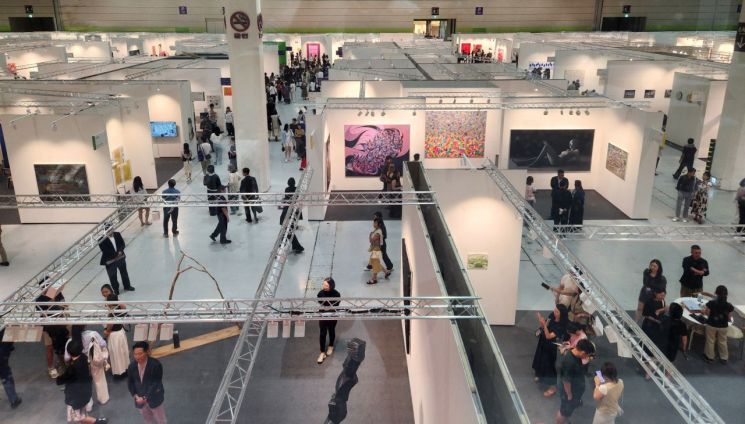 3일 서울 삼성동 코엑스서 개막한 프리즈 서울 2025 전경. 서믿음 기자