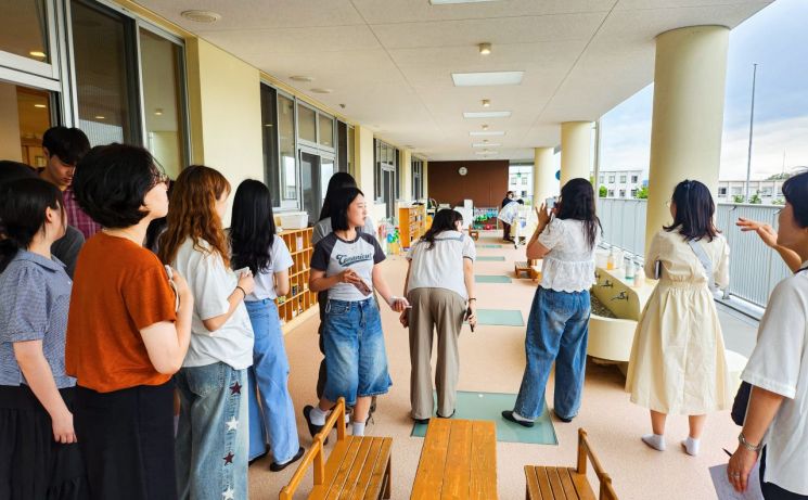 Students from the Early Childhood Education Department at Youngjin College, participating in the "Overseas Advanced Technology Training," visit Maria Kindergarten in Fukuoka, Japan, to tour the educational environment and facilities.