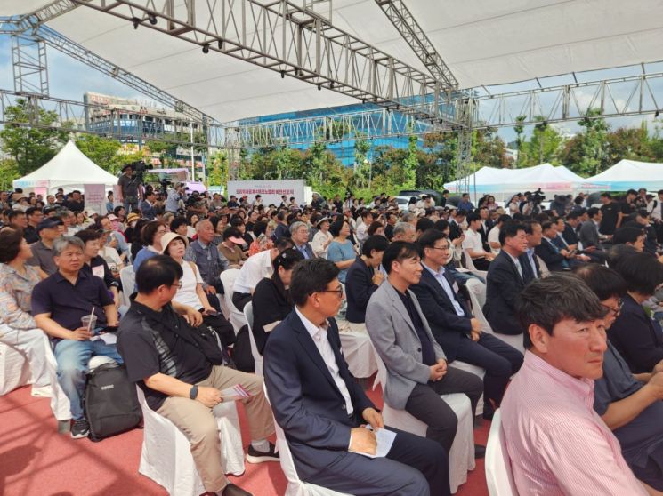 시민들이 3일 분당구 구미동 농수산물유통센터에서 열린 '제4테크노밸리 비전 선포식'에서 신상진 성남시장의 기념사를 경청하고 있다. 이종구 기자