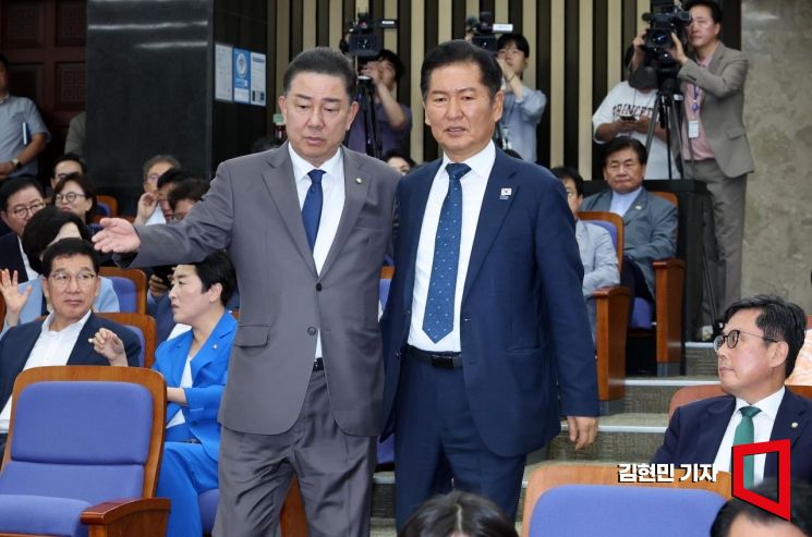 정청래 더불어민주당 대표와 김병기 원내대표가 3일 국회에서 열린 정책의원총회에 참석하고 있다. 2025.9.3 김현민 기자