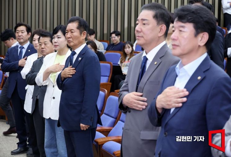 정청래 더불어민주당 대표와 김병기 원내대표 등이 3일 국회에서 열린 정책의원총회에서 국민의례를 하고 있다. 김현민 기자