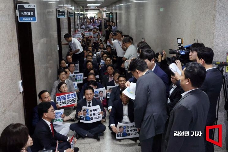 지난달 3일 국회에서 '계엄 해제 표결 방해 의혹'을 수사하는 조은석 내란 특별검사 수사관들이 국민의힘 원내대표실 압수수색을 시도하자 농성중인 국민의힘 의원들이 반발하며 막아서 있다.