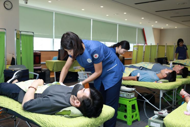 3일 NH투자증권 임직원들이 파크원 NH금융타워 4층 그랜드 홀에서 ‘사랑의 나눔, 헌혈행사’에 참여하고 있다. NH투자증권