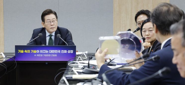 이재명 대통령이 3일 경기 안산시 새솔다이아몬드공업에서 열린 K-제조업 기업현장 간담회에서 참석자 발언을 듣고 있다. 연합뉴스