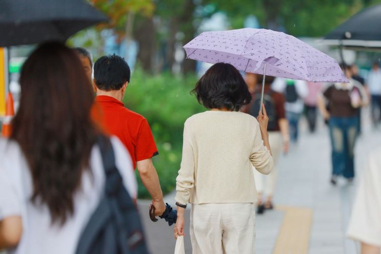 4일 광주·전남은 낮 33도 안팎에 소나기가 예보됐다. 연합뉴스