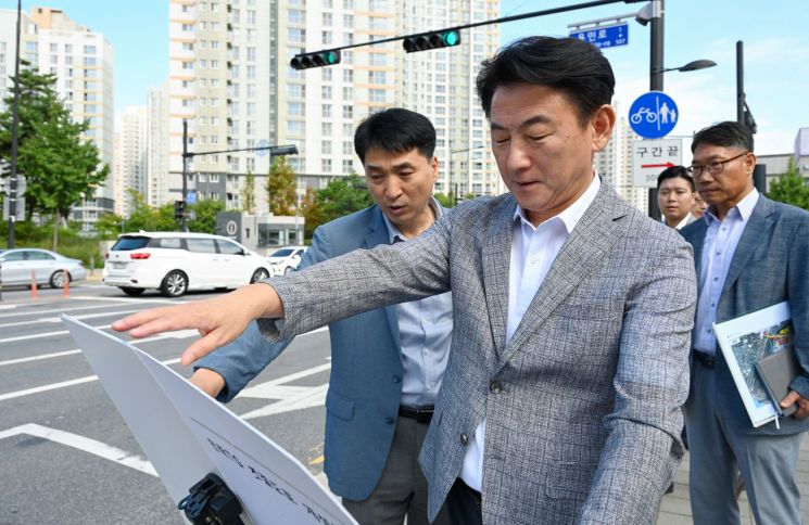 Uijeongbu市市长 Kim Donggeun 现场检查民乐收费站绕行道路开设工程。Uijeongbu市提供