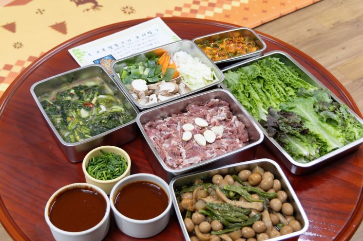 청양군이 관내 경로당에 전달하는 '건강한 한끼' 무료 급식 모습/청양군