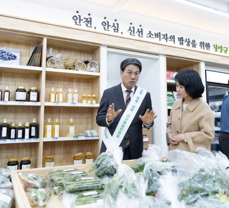김돈곤 군수가 청양 먹거리 직매장에서 시민에게 청양 농산물을 홍보하고있다/청양군