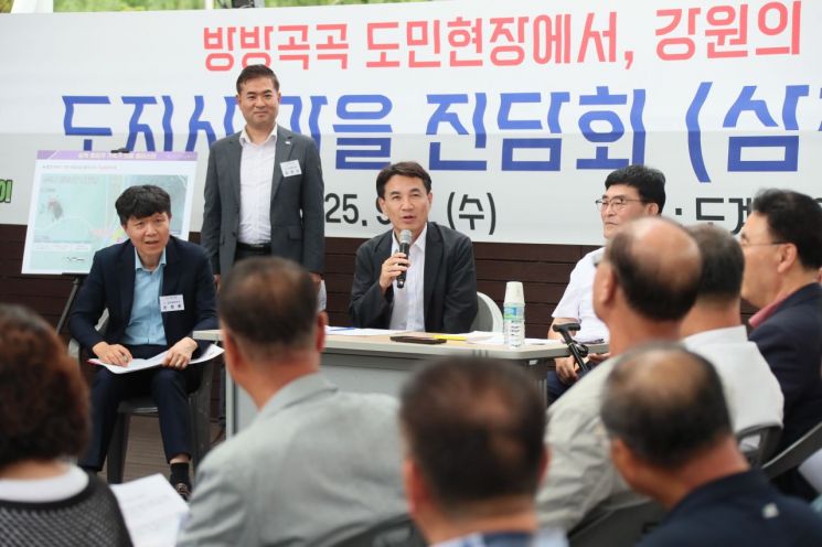 김진태 강원특별자치도지사는 3일 삼척시 도계읍에 위치한 조기폐광지역 경제진흥사업 추진 현장을 방문해 향후 사업계획을 점검하고 주민들과 소통하는 시간을 있다. 강원특별자치도 제공