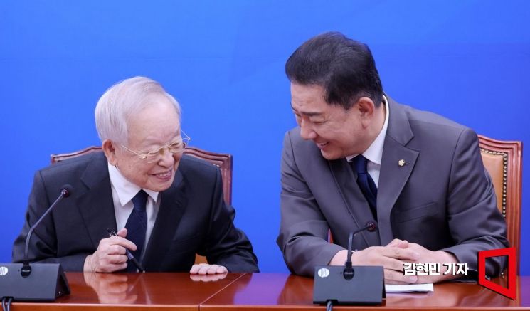김병기 더불어민주당 원내대표가 3일 국회에서 경제6단체 대표단 간담회에서 손경식 한국경영자총협회장과 대화하고 있다. 2025.9.3 김현민 기자