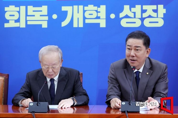 김병기 더불어민주당 원내대표가 3일 국회에서 경제6단체 대표단 간담회에서 발언하고 있다. 왼쪽은 손경식 한국경영자총협회장. 2025.9.3 김현민 기자