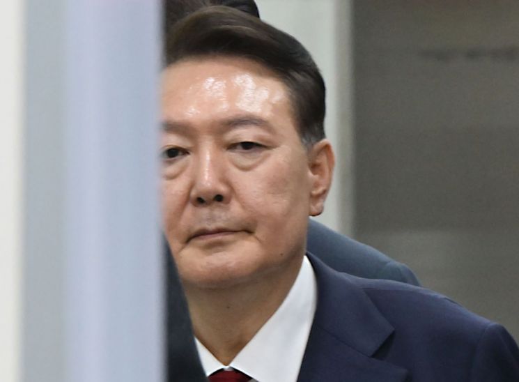 윤석열 전 대통령이 지난 7월 9일 서울 서초구 서울중앙지방법원에서 구속 전 피의자 심문(영장실질심사)을 마치고 법원을 나서고 있다. 연합뉴스