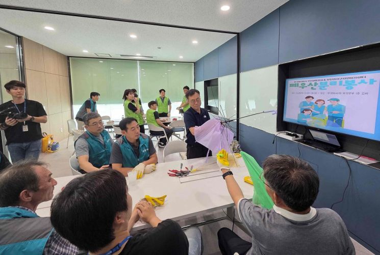 한국마사회 렛츠런파크 부산경남이 폐우산 분리 ‘제로웨이스트 봉사’에 나서고 있다. 한국마사회 렛츠런파크 부산경남 제공