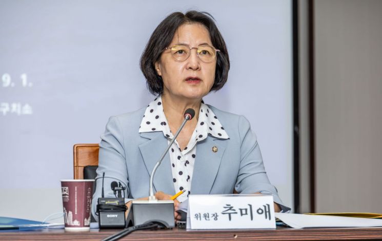 국회 법제사법위원장인 추미애 더불어민주당 의원이 윤석열 전 대통령의 체포영장 집행 당시 영상을 본 소회를 밝혔다. 연합뉴스