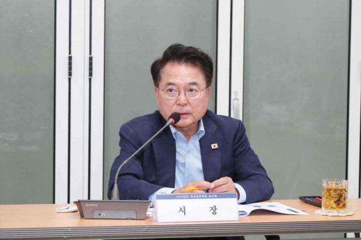 육동한 춘천시장이 3일 보고방식과 참여방식을 대폭 혁신한 2026년도 주요업무계획 보고회를 개최하고 있다. 춘천시 제공