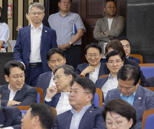 민형배 더불어민주당 검찰개혁특위 위원장이 3일 국회에서 검찰개혁·정부조직법 개편을 위한 의견 수렴을 위해 열린 정책 의원총회에 입장하고 있다. 연합뉴스