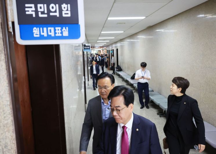 송언석 국민의힘 원내대표가 2일 서울 국회의사당 국민의힘 원내대표실로 들어가고 있다. 연합뉴스