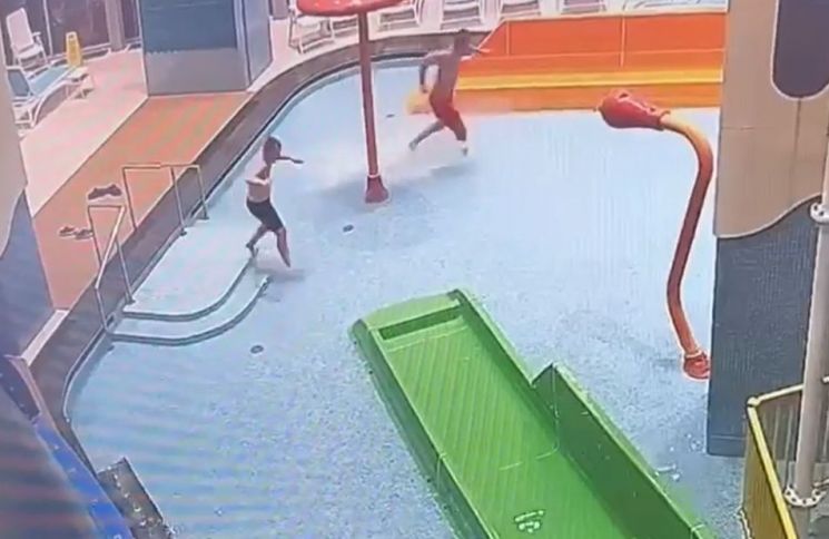 아들과 몰래 워터파크 들어간 아빠…지켜본 사장 반응은