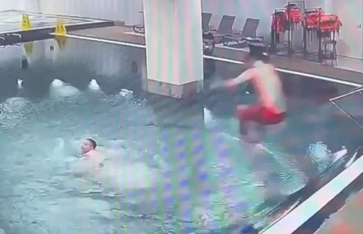 아들과 몰래 워터파크 들어간 아빠…지켜본 사장 반응은