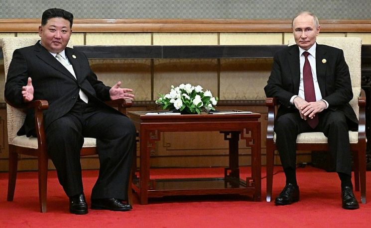 "23도" vs "20도"…북러 정상 얘기하는데 수행원들 때아닌 실랑이