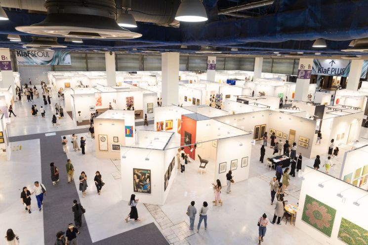 "작년보다 좋네" 첫날 '63억원 거래작' 나왔다…김혜경 여사도 등장(종합)