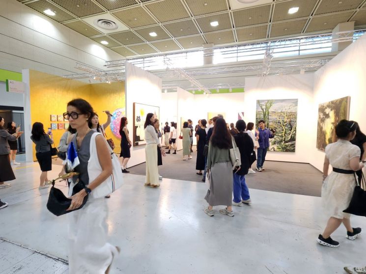 "작년보다 좋네" 첫날 '63억원 거래작' 나왔다…김혜경 여사도 등장(종합)