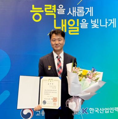 '30년 명장' 시그니엘 서울 나성주 제과장, 직업능력의 달 대통령표창