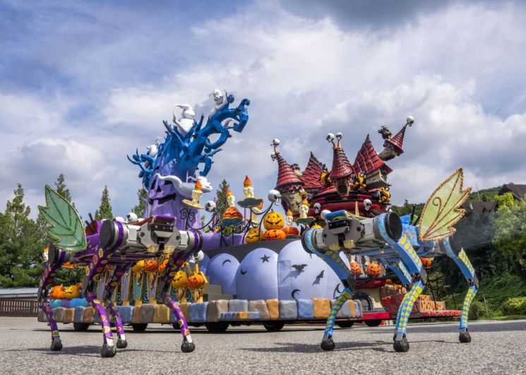 From September 5 to November 16, during the Everland Autumn Festival, quadruped robots equipped with artificial intelligence (AI) walking capabilities will participate in a parade for the first time in Korea. Two units of the 'RBQ Series' developed by Rainbow Robotics will lead the Everland 'Smiley Pumpkin Parade' and perform various acts. Photo by Samsung C&T Corporation