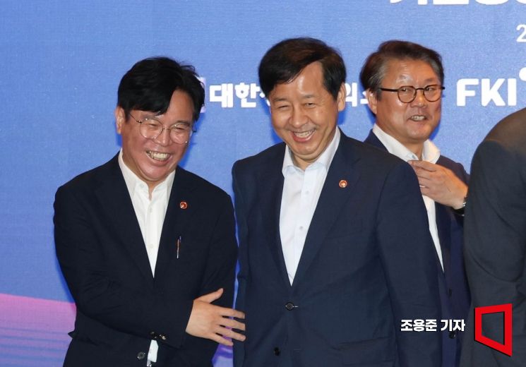 [포토] 밝은 표정의 구윤철 부총리와 김영훈 노동부장관