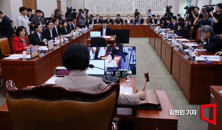 법사위 '검찰개혁' 공청회…국힘 '고성'에 추미애 "최소 교양 지켜야"