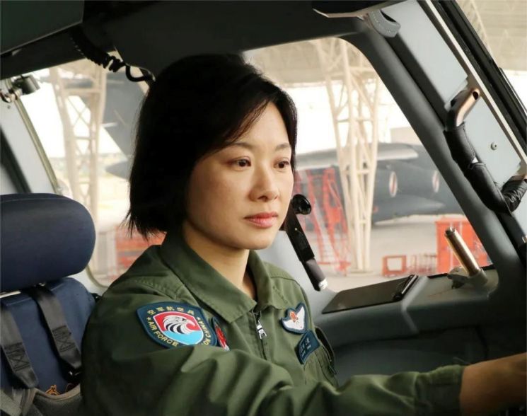 중국 전승절 열병식에서 Y-20A 조종한 여자 조종사 탄홍메이 상좌(대령). 중국 관영 중국중앙TV(CCTV)