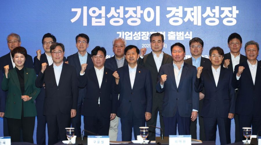 구윤철 경제부총리 겸 기획재정부 장관, 김영훈 고용노동부 장관, 최태원 대한상공회의소 회장, 시중은행장 등 참석자들이 4일 서울 중구 롯데호텔에서 열린 기업성장포럼 출범식에서 기념촬영을 하고 있다. 조용준 기자