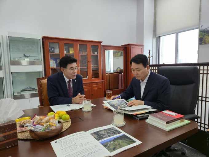 이응우 시장이 성일종 국회 국방위원회 위원장에게 내년 주요 현안 사업을 설명하고 국비 지원을 요청하고있다/계룡시