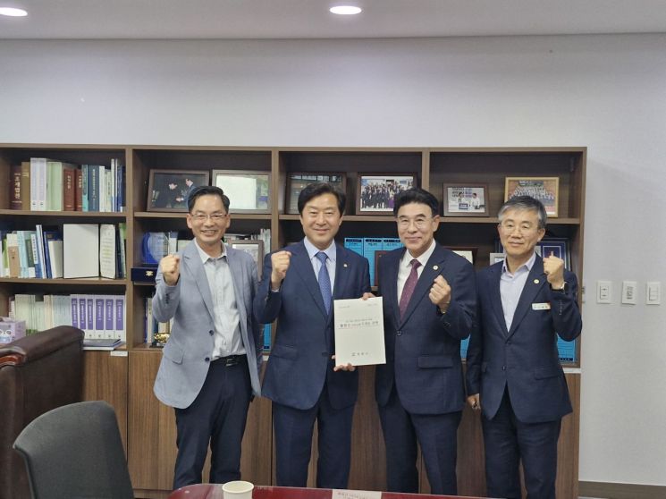 이응우 시장이 황명선 국회의원에게 내년 주요 현안사업을 설명하고 기념촬영하고 있다./계룡시