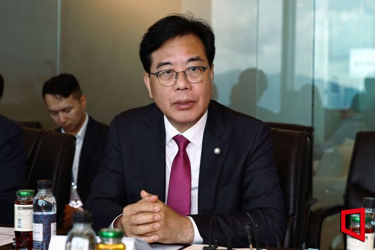 Song Eonseok Criticizes Special Prosecutor's Search: "Speaker Woo, Snubbed in China, Takes It Out on the Opposition"