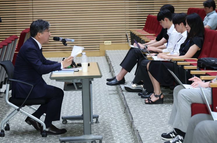 류덕현 재정기획보좌관이 4일 용산 대통령실에서 기자간담회를 하고 있다. 연합뉴스