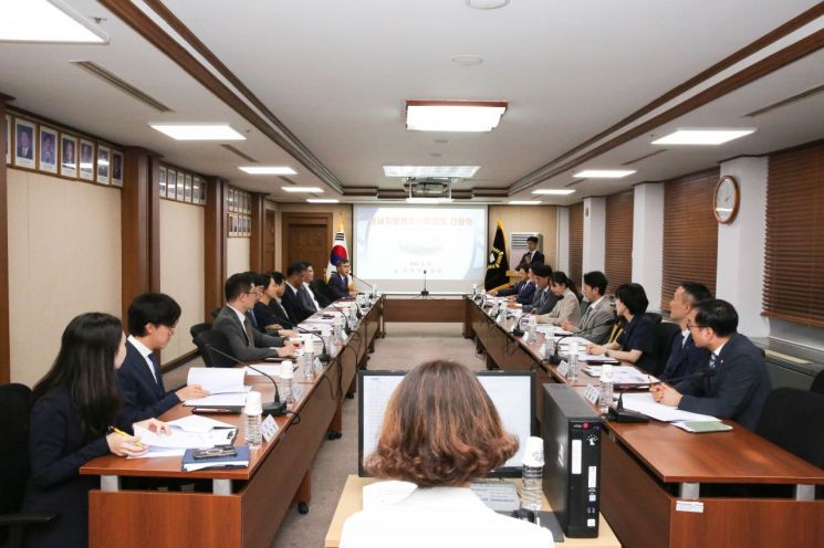 경남 창원지방법원과 경남지방변호사회 관계자들이 간담회를 하고 있다. 창원지방법원 제공